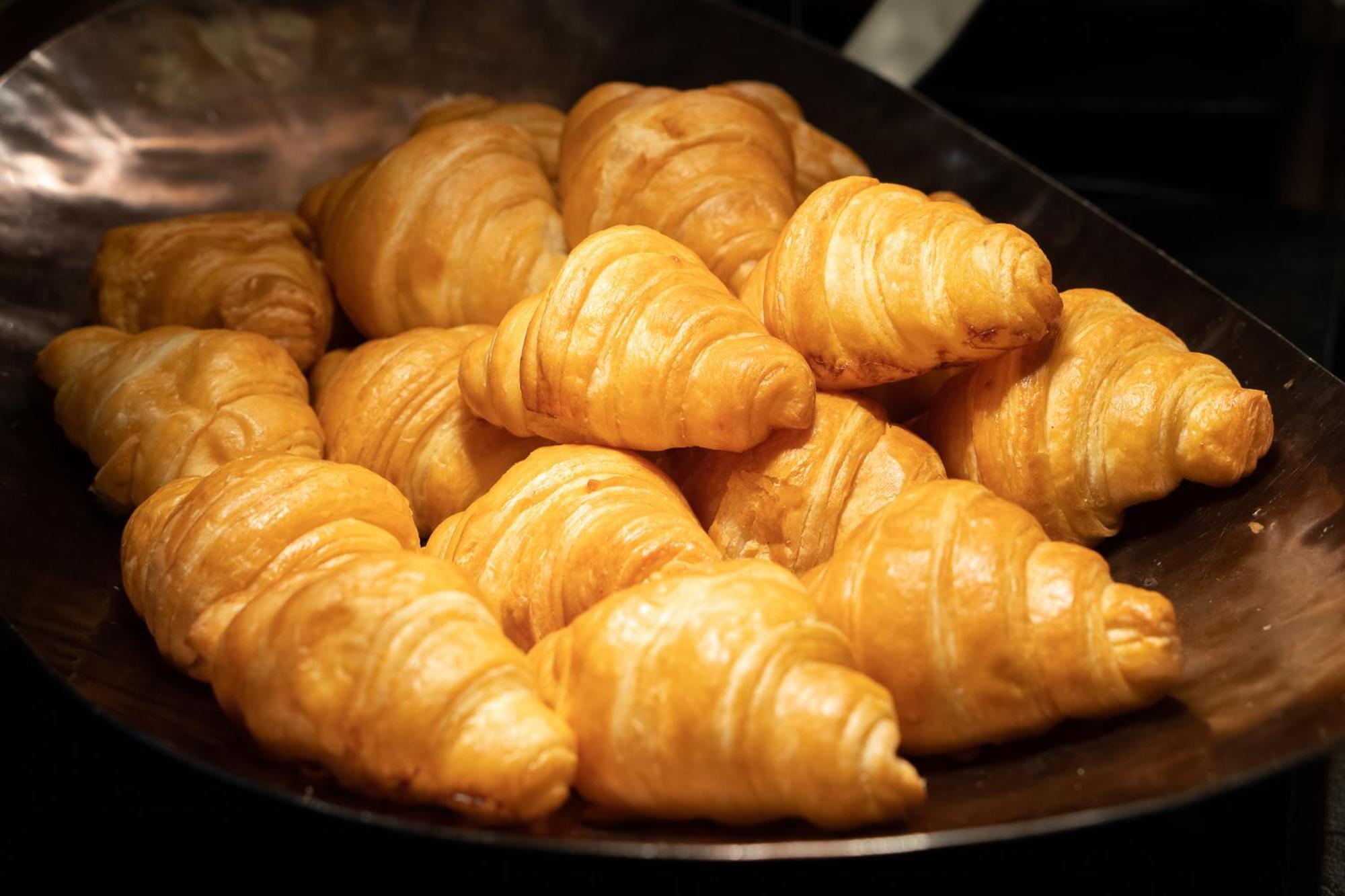 Moevenpick Hotel Sukhumvit 15 Bangkok Exterior photo Croissants