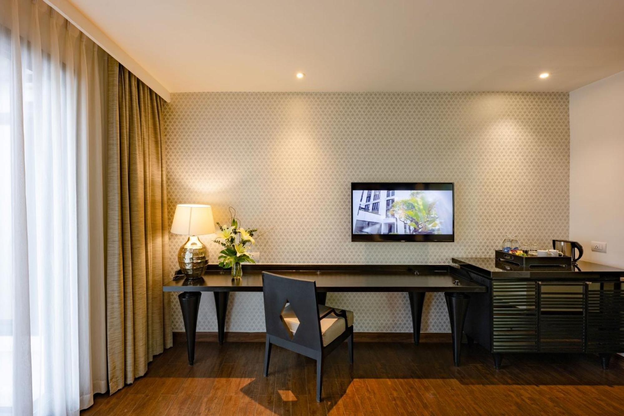 Moevenpick Hotel Sukhumvit 15 Bangkok Exterior photo A room at the hotel